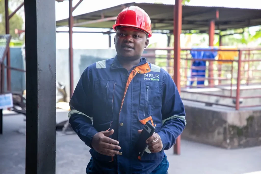 Seorang engineer dengan perlengkapan keselamatan di lokasi industri